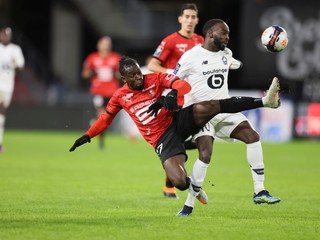 Momentka zo zápasu Ligue 1 Stade Rennais - OSC Lille (vľavo Faitout Maouassa, vpravo Jonathan Ikone).