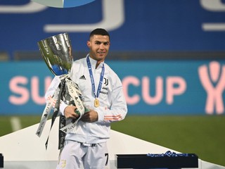 Cristiano Ronaldo s trofejou za Taliansky superpohár.
