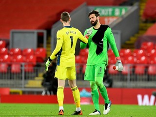 David De Gea (vľavo) a Alisson Becker po zápase Liverpool FC - Manchester United.