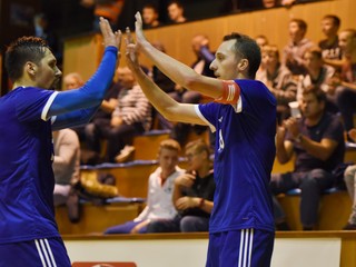 Tomáš Drahovský a Martin Doša sa radujú z gólu v drese slovenskej futsalovej reprezentácie.