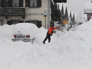 Snehová kalamita v Garmisch-Partenkirchene pred niekoľkými dňami.