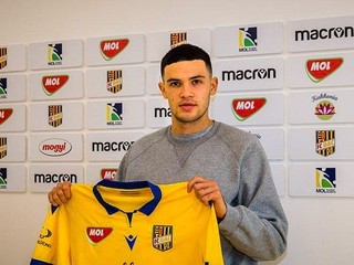 Isaac Christie-Davies pri podpise kontraktu s Dunajskou Stredou. 