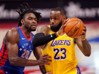Hráč Los Angeles Lakers LeBron James (vpravo) sa pokúša strieľať cez Isaiahu Stewarta z Detroit Pistons.