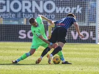 Stefan Radu a Joakim Maehle v súboji počas zápasu Lazio - Atalanta.