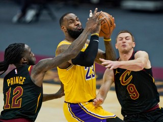 LeBron James (v žltom) zakončuje cez dvojicu hráčov Clevelandu. 