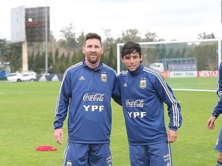 Luciano Vera (vpravo) a slávny Lionel Messi.