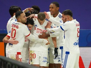 Futbalisti Lyonu sa tešia zo streleného gólu.