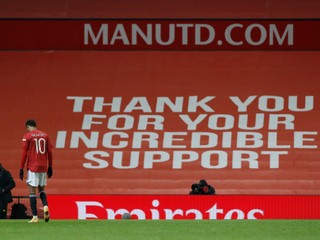 Marcus Rashford na prázdnom štadióne Old Trafford.