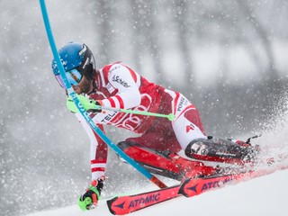 Rakúšan Marco Schwarz vyhral prvé kolo slalomu v Chamonix. 