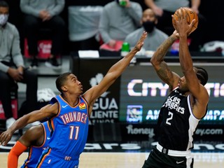 Kawhi Leonard zakončuje cez brániaceho Thea Maledona.