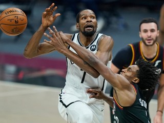 Collin Sexton blokuje Kevina Duranta v nočnom zápase NBA.