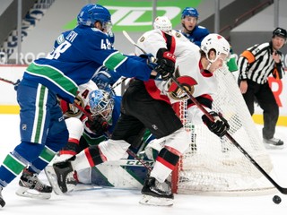 Momentka zo zápasu Vancouver Canucks - Ottawa Senators. 