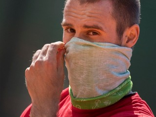 Slovenský tenista Norbert Gombos s rúškom na tvári počas tréningu po otvorení kurtov po prvej vlne pandémie.