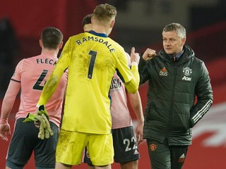 Momentka po zápase Manchester United - Sheffield United. Tréner Ole Gunnar Solskjaer blahoželá brankárovi Aaronovi Ramsdalovi k triumfu.