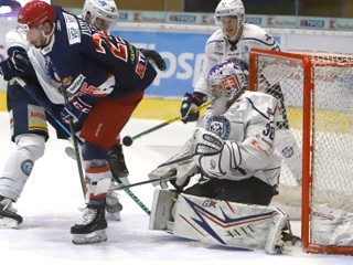 Nitriansky brankár Matej Marinov zažil extraligový debut v zápase proti Zvolenu.