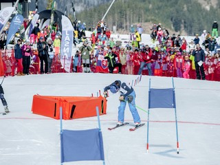 Petra Vlhová prechádza cieľom jazdou vzad počas exhibičného paralelného slalomu v rámci rozlúčky so zimou v Jasnej-Priehybe 7. apríla 2019.
