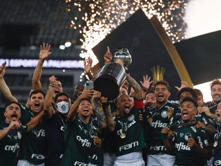Hráči Palmeiras s trofejou Pohára osloboditeľov 2021 (Copa Libertadores)