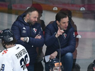 Tréner Slovana Bratislava Róbert Döme a jeho asistent Marián Bažány.