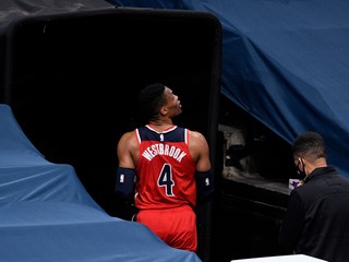 Americký basketbalista Russell Westbrook odchádza po vylúčení do šatne. 