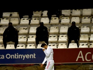 Federico Valverde schádza z ihriska po vypadnutí v pohári.