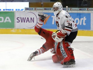 Momentka zo zápasu Banská Bystrica - Liptovský Mikuláš. Hosťujúci William Portoklais padá vedľa brankára Filipa Belányiho.
