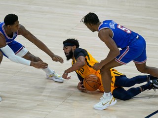 Mike Conley (v strede) v zápase Utaz Jazz - Los Angeles Clippers.