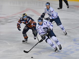 Colin Jacobs (s pukom) si vlani zahral za konkurenčný HK Poprad.