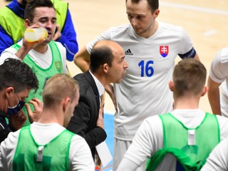 Tréner slovenskej futsalovej reprezentácie Marián Berky a kapitán mužstva Tomáš Drahovský počas zápasu 3. skupiny kvalifikácie ME 2022 Slovensko - Moldavsko v Poprade.