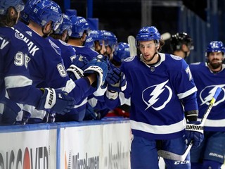 Anthony Cirelli sa teší s Erikom Černákom a striedačkou Tampy Bay Lightning.