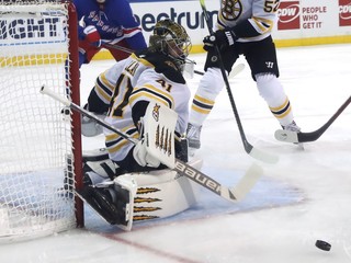 Jaroslav Halák v bráne tímu Boston Bruins v NHL.