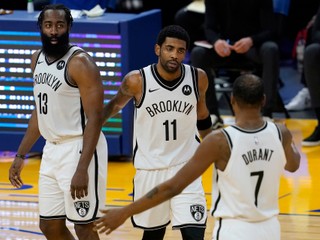Hráči Brooklyn Nets - v strede Kyrie Irving, vedľa neho James Harden a Kevin Durant.