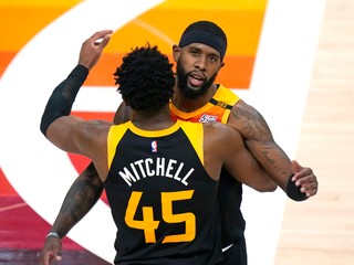 Royce O'Neale a Donovan Mitchell, hráči tímu Utah Jazz.