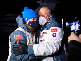 Petra Vlhová po prílete na Slovensko z MS v zjazdovom lyžovaní 2021. Na letisku ju čakal otec Igor Vlha.