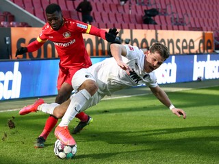 Momentka zo zápasu Augsburg - Bayer Leverkusen. 