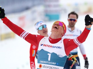 Alexander Boľšunov po zisku zlata na MS v severskom lyžovaní 2021.