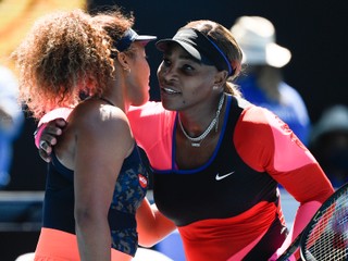 Serena Williamsová a Naomi Osaková po semifinálovom súboji.