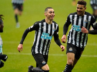 Miguel Almirón (v strede) v drese Newcastle United.