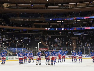 Radosť hráčov NY Rangers po výhre nad Bruins. Na zápas prišli aj diváci.