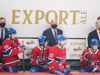 Tréner Claude Julien (v strede) na lavičke Montreal Canadiens.