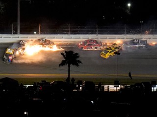 Záver pretekov Daytona 500 poznačila veľká nehoda. 