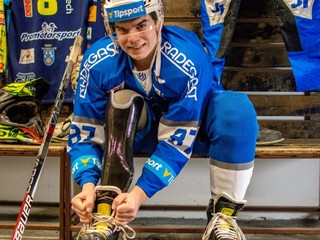 Martin Žižlavský  s protézou pravej nohy hrá nielen hokej, ale venuje sa prakticky všetkým športom.