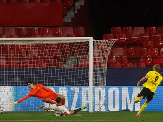Erling Haaland (v žltom) strieľa gól v zápase Ligy majstrov proti FC Sevilla.