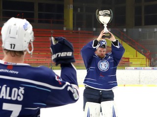 Brankár HK Nitra Evan Cowley s trofejou za Tipsport Kaufland Cup.