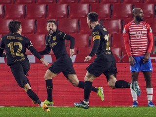 Jordi Alba (druhý zľava) a jeho radosť po strelení gólu. 