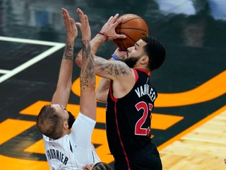 Fred VanVleet (vpravo).