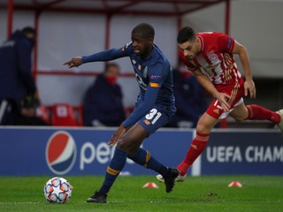 Na archívnej snímke Nanu (vľavo).