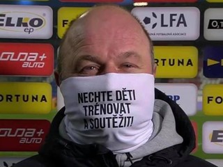 Pavel Hoftych s rúškom v rozhovore pre O2 TV.