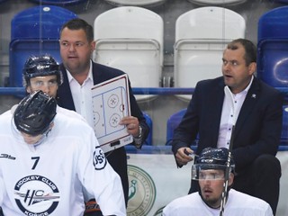 Jána Šťastného (vľavo) strieda vo funkcii hlavného trénera jeho doterajší asistent Marcel Šimurda (vpravo).