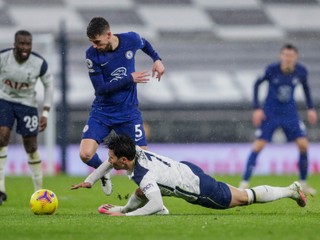 Jorginho (v strede) v drese Chelsea FC.