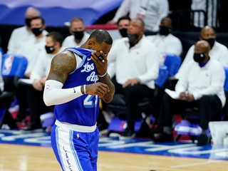 LeBron James v drese Los Angeles Lakers.
